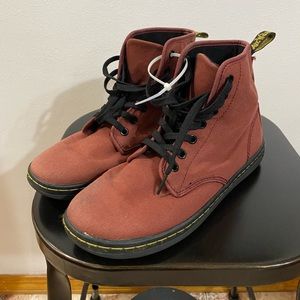 Selling these Dr marten shoes